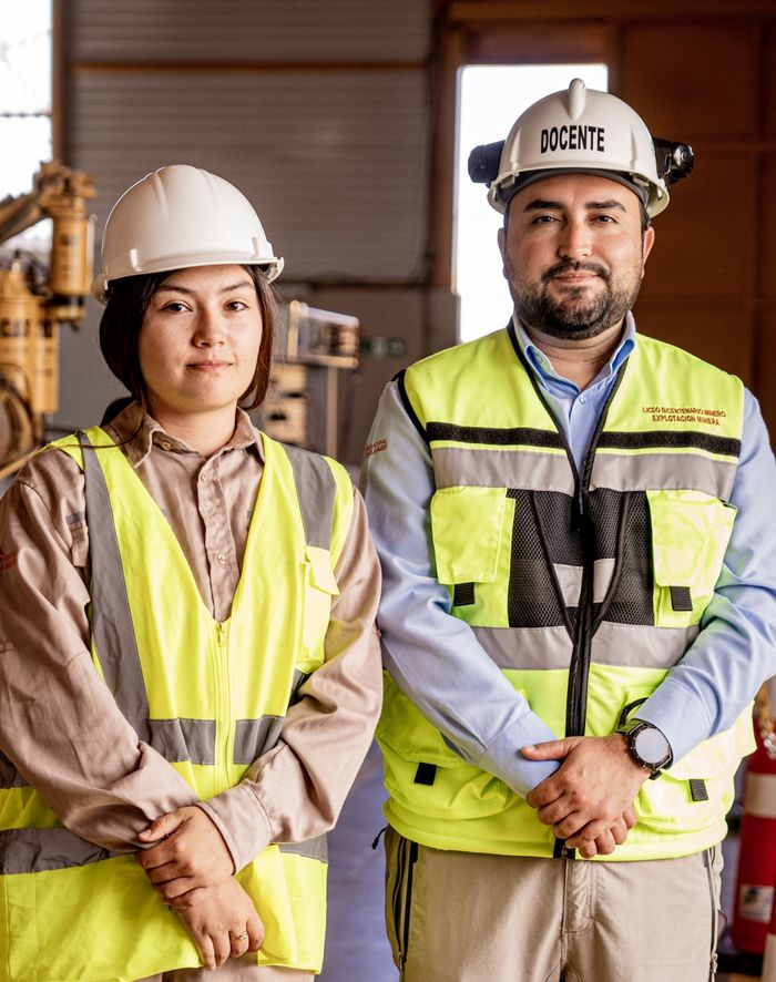 Dos profesionales de Collahuasi con equipo de seguridad