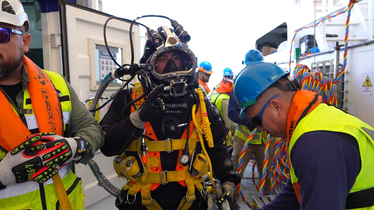 Equipo de buceo realiza trabajos para habilitar las obras marinas de la Planta Desaladora