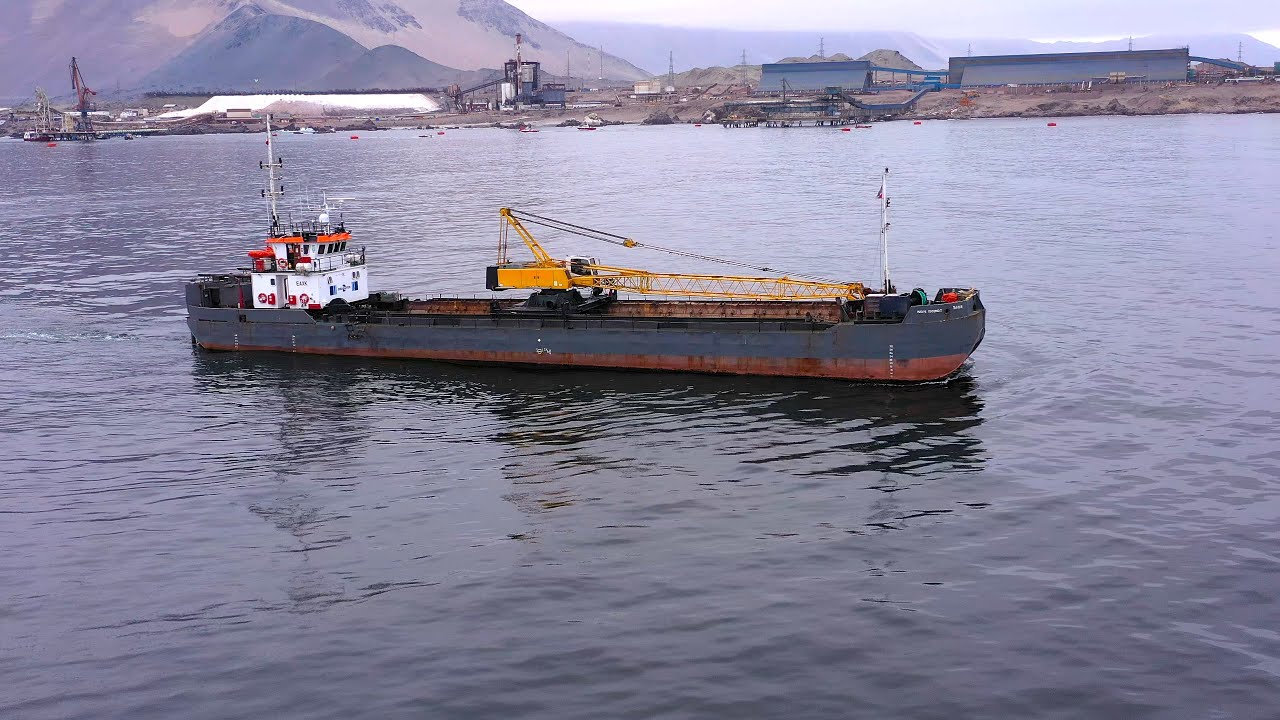 Nave mayor gánguil demuestra su versatilidad en las obras marinas de Patache