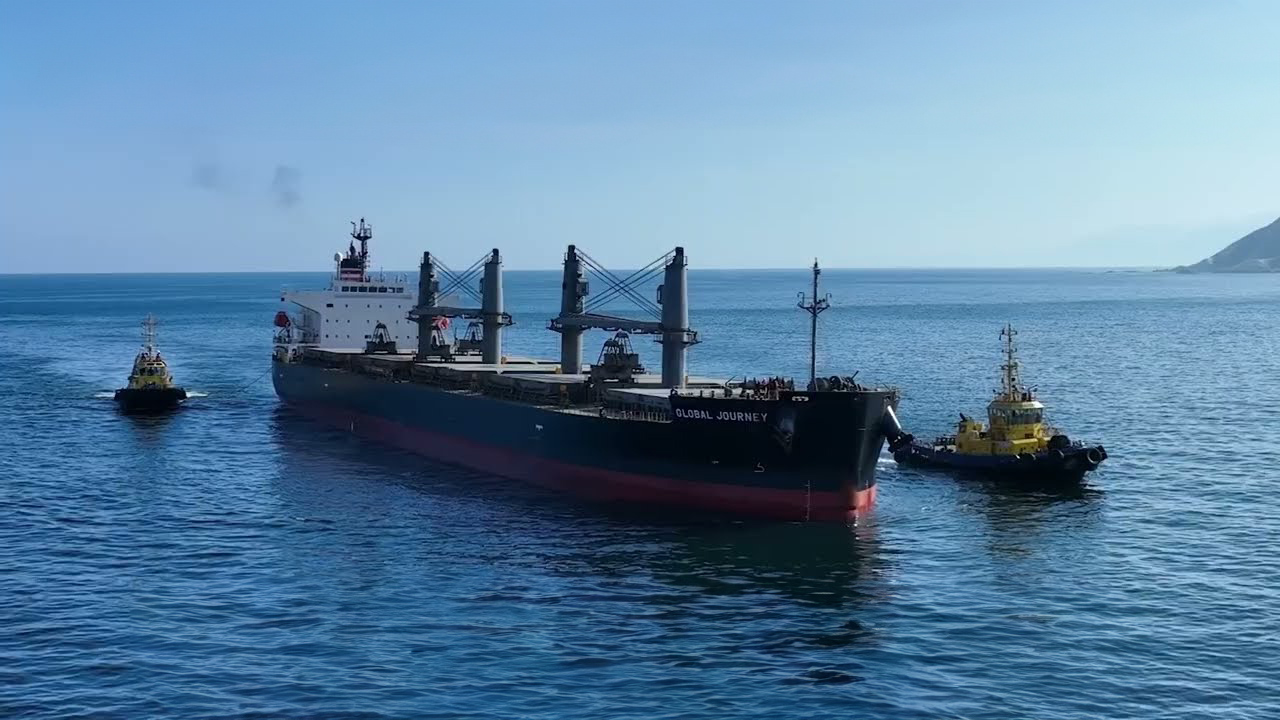 Realizan positiva evaluación del traslado y desembarque de tuberías en Iquique
