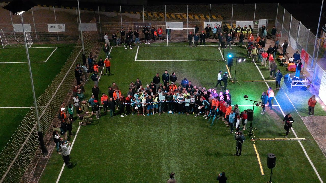 Trabajadores y ex seleccionados de la roja inauguran las canchas de C20+