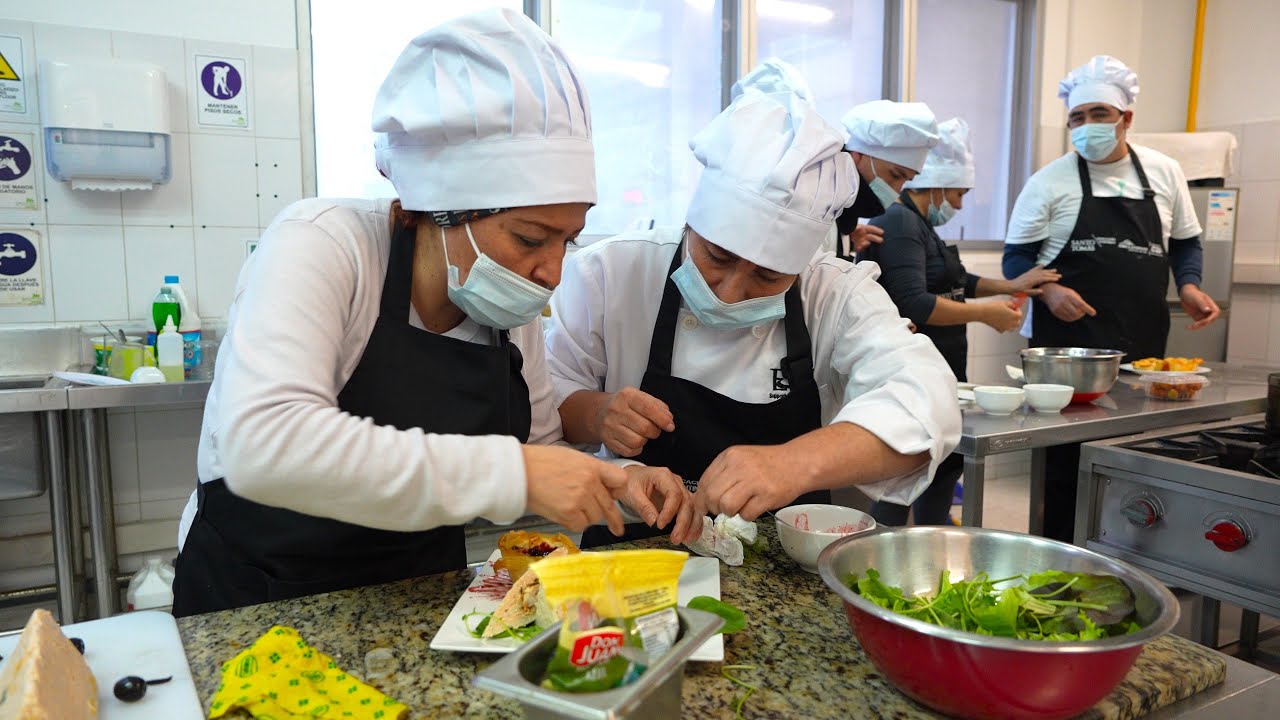 Vecinas y vecinos de Tarapacá estudian para ser chef